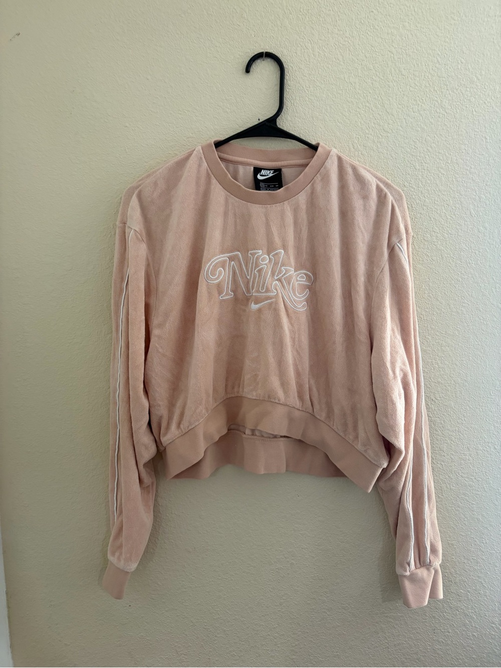 Nike Women's Light Pink Cropped Crewneck Sweatshirt